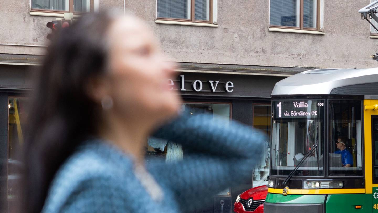 Rakkaus | Hannele Gabrielsson maksoi liki 300 euroa, jotta joku etsisi hänelle kumppanin – Näin toimii uusi ”artesaani­deittailu”