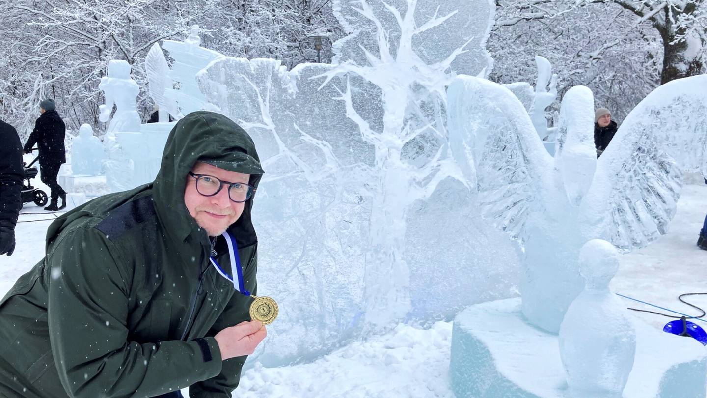 Talvi | Jääveistosten SM-voittaja on Timo Koiviston Joutsen ja ruma ankan­poikanen