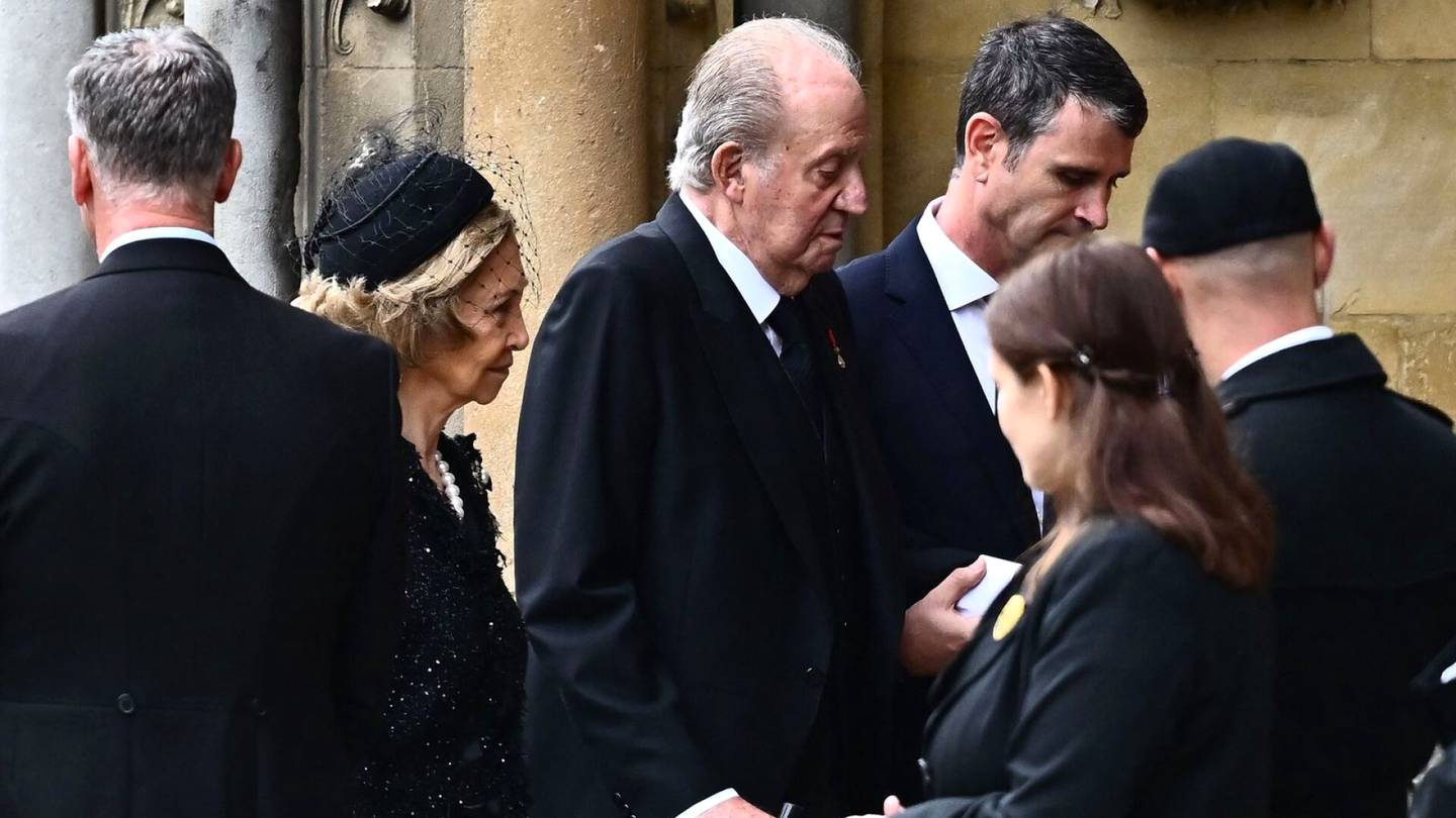 Kuninkaalliset | Espanjan skandaaleissa ryvettynyt entinen kuningas Juan Carlos osallistui kuningatar Elisabetin hautajaisiin
