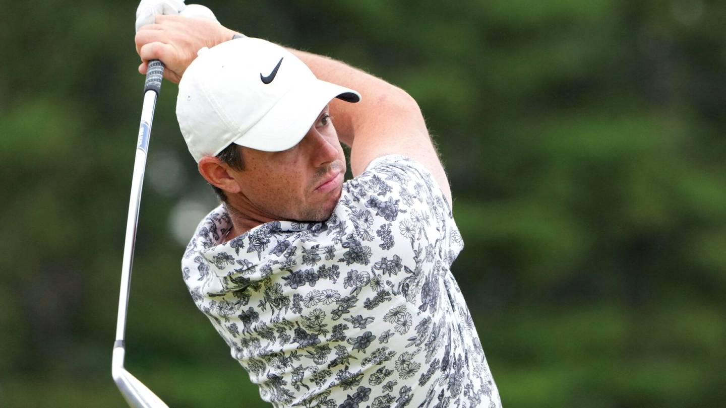 Golf | Golftähti Rory McIlroy näytti, että parhaillekin tapahtuu koomisia virheitä – purki kiukkuaan hiekka­esteeseen