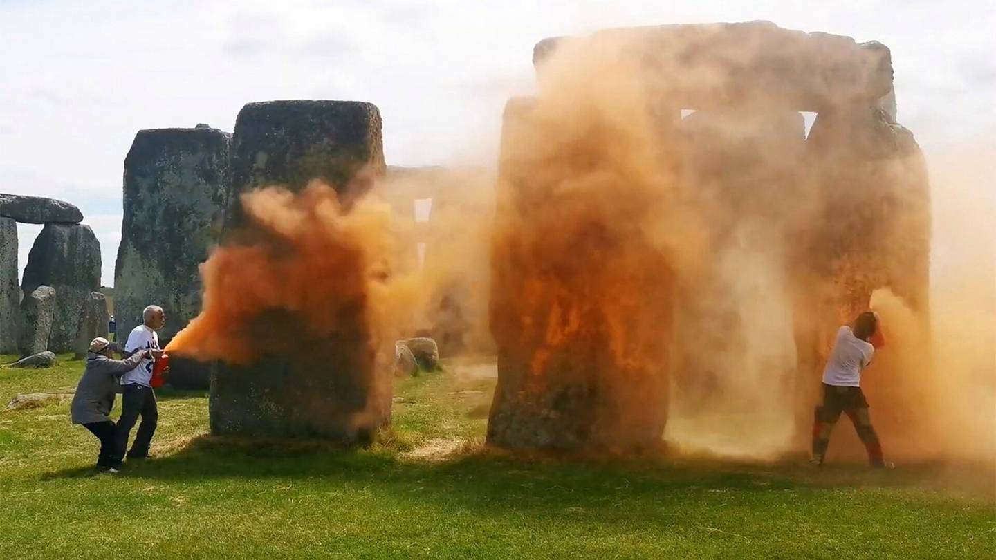Video | Ympäristö­aktivistit töhrivät Stonehengeä oranssilla aineella, kaksi otettiin kiinni