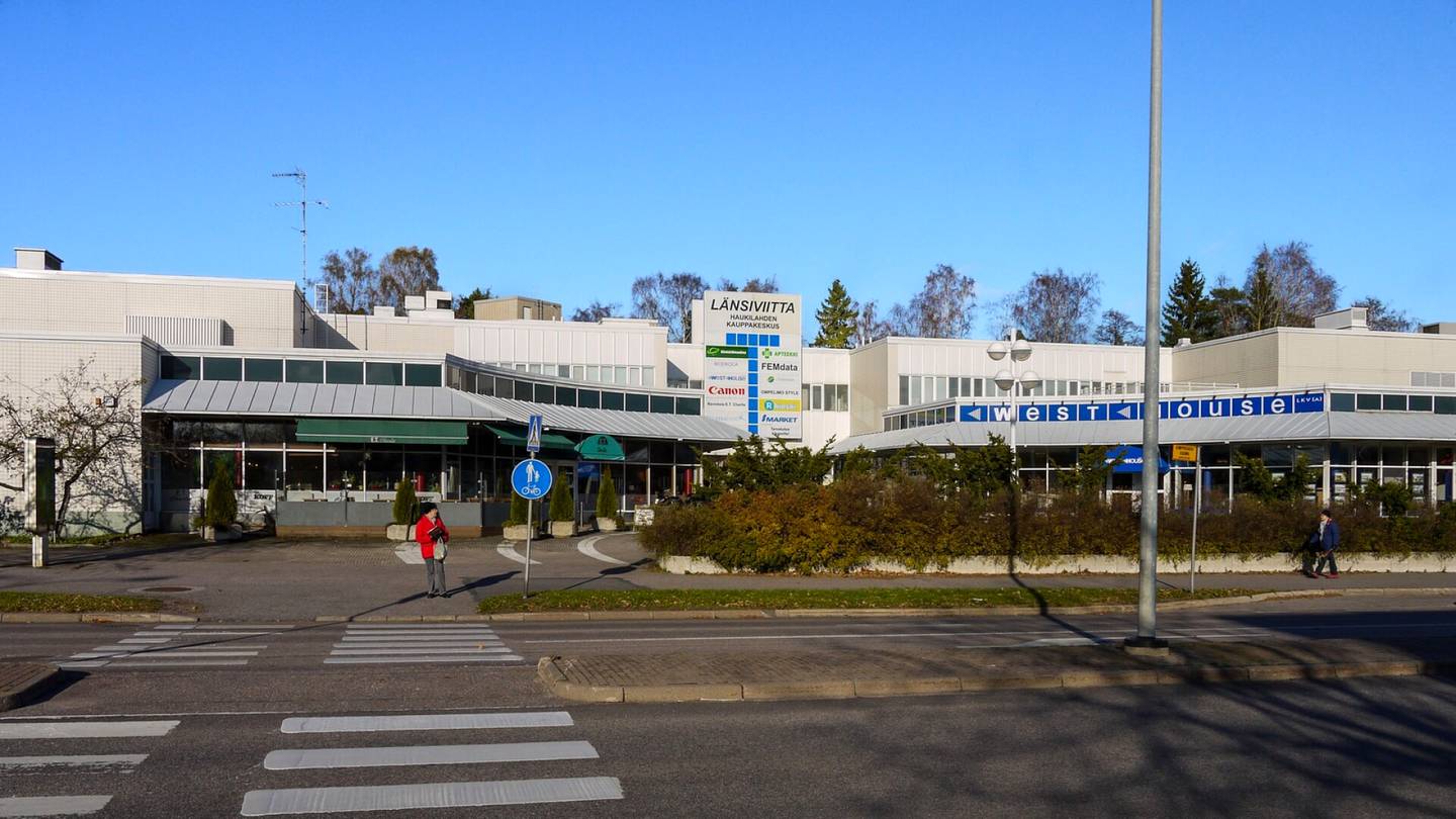 HS Espoo | Nuorisojoukko häiriköi Haukilahden kauppa­keskuksessa: Ulostetta seinillä ja virtsaa autojen päällä