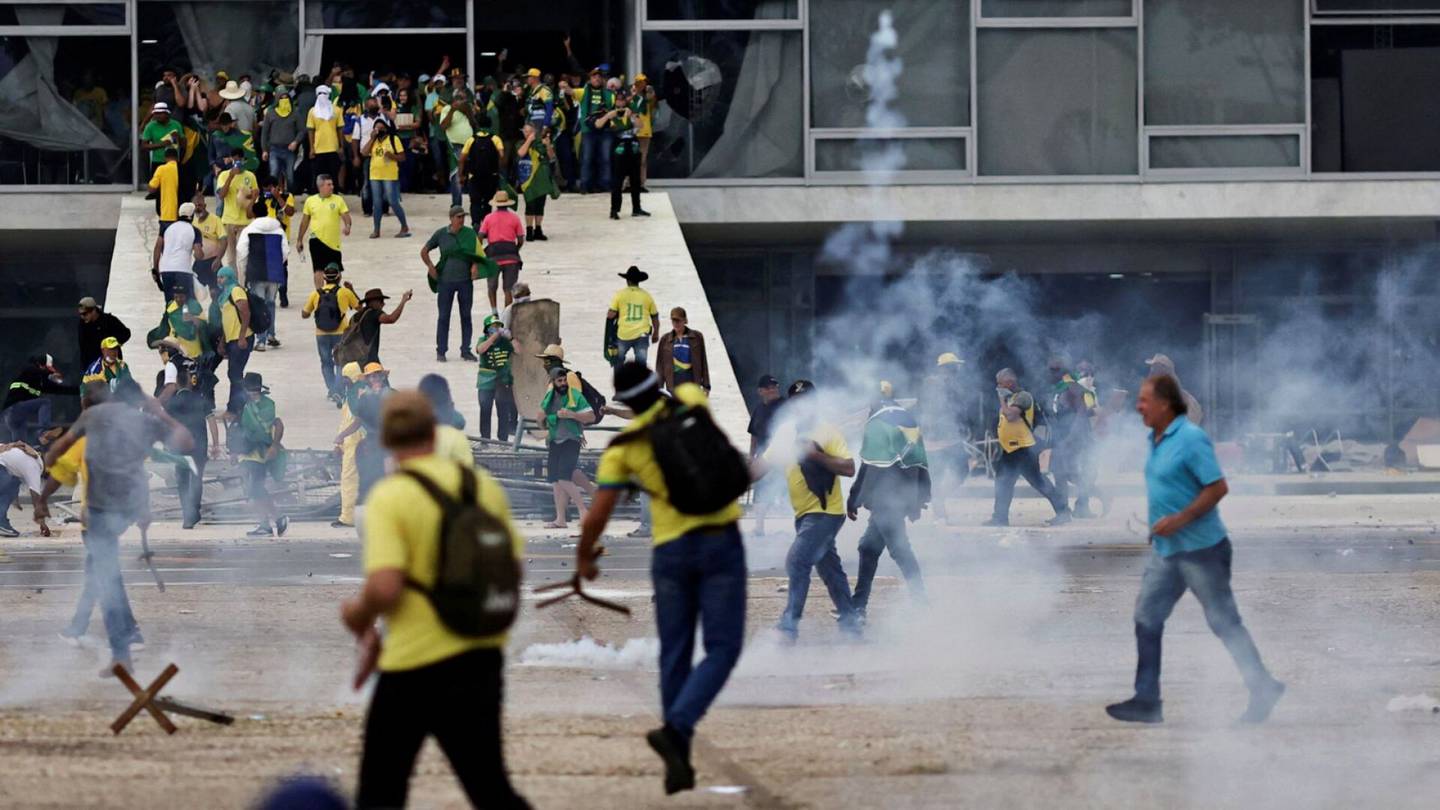Brasilia | Poliisi jahtaa kymmeniä vallan­kaappausta yrittäneitä Argentiinasta