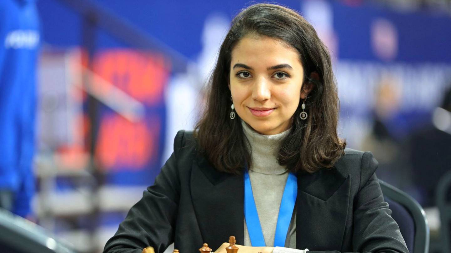 Šakki | Iranilais­nainen pelasi šakkia ilman hijabia – Iranin mukaan ei edustanut maataan