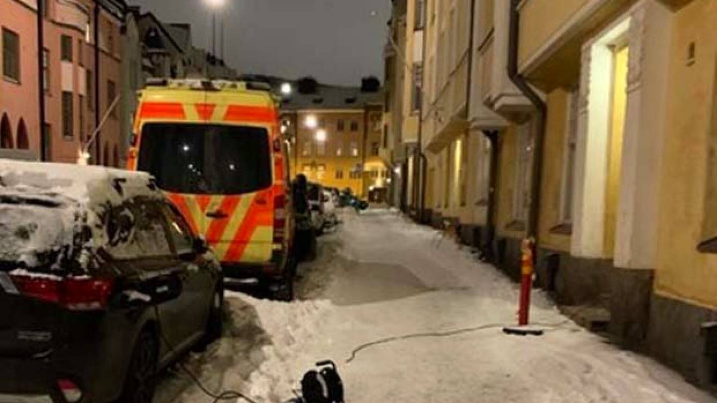 Sähköautot | Helsingin keskustassa näkee luovia virityksiä, joilla vedetään sähköä autoihin – ”Huolestuttavaa”