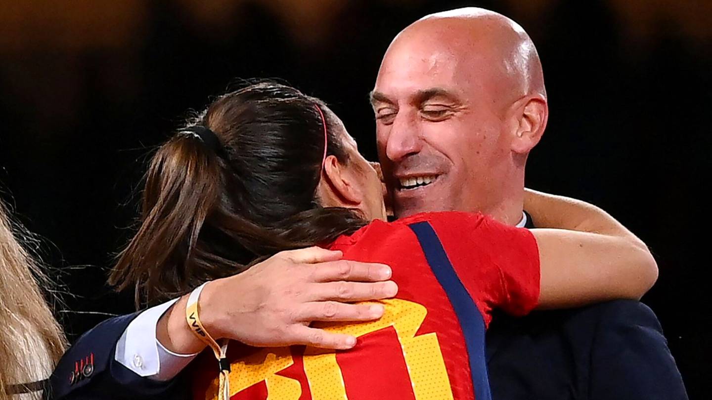 Jalkapallo | Suutelukohun aiheuttanut Espanjan jalkapallo­pomo ilmoitti eroavansa