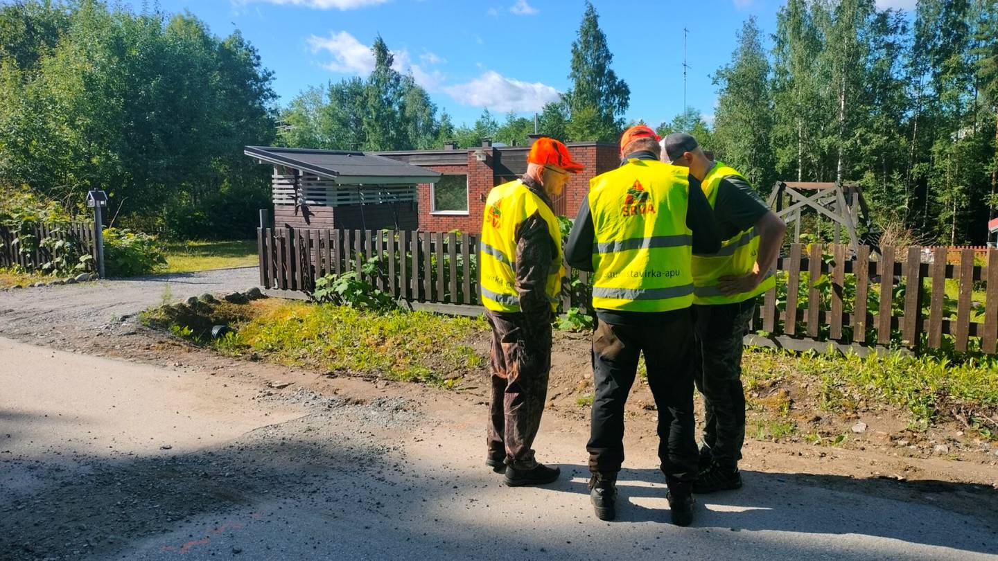 Kuopio | Karhu kävi Jani Rönkön koti­pihalla Kuopiossa – ”Valo­kuva jäi saamatta”