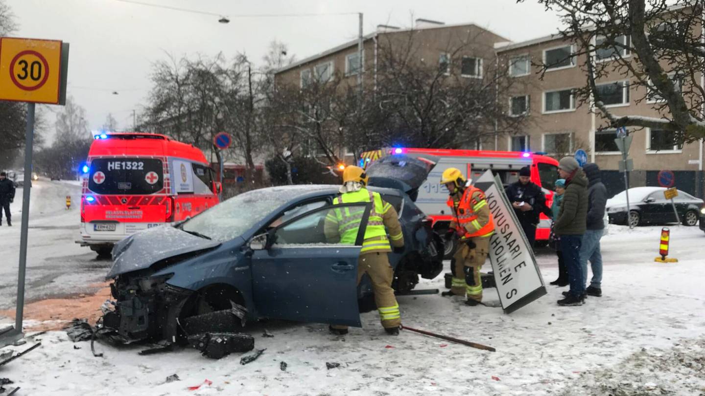 Helsinki | Kolmen auton kolari Lautta­saaressa aiheuttaa merkittävää liikenne­haittaa