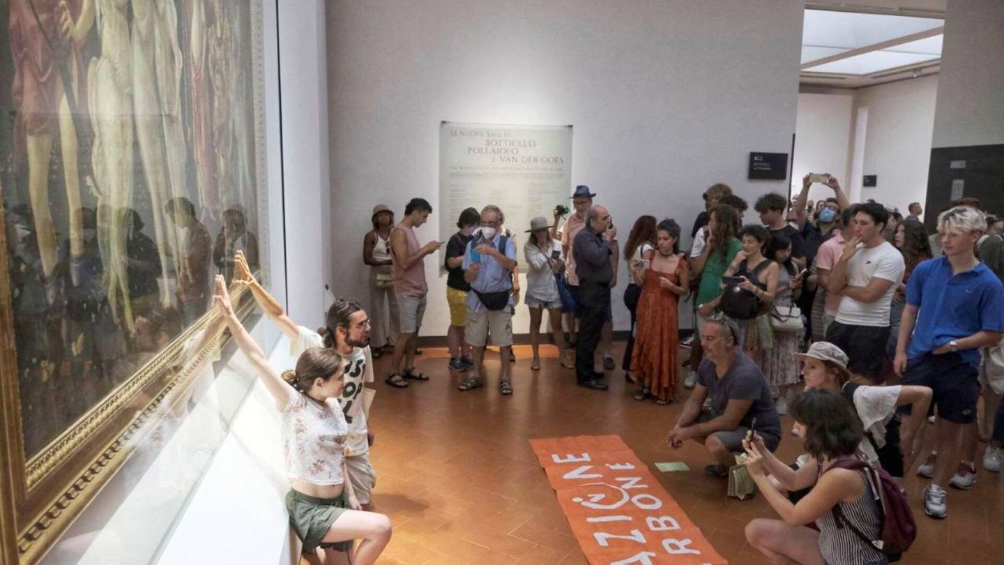 Kuvataide | Liima-aktivismi vain jatkuu: Firenzessä ilmastoaktivistit liimasivat kätensä Botticellin maailmankuulun maalauksen suojalasiin