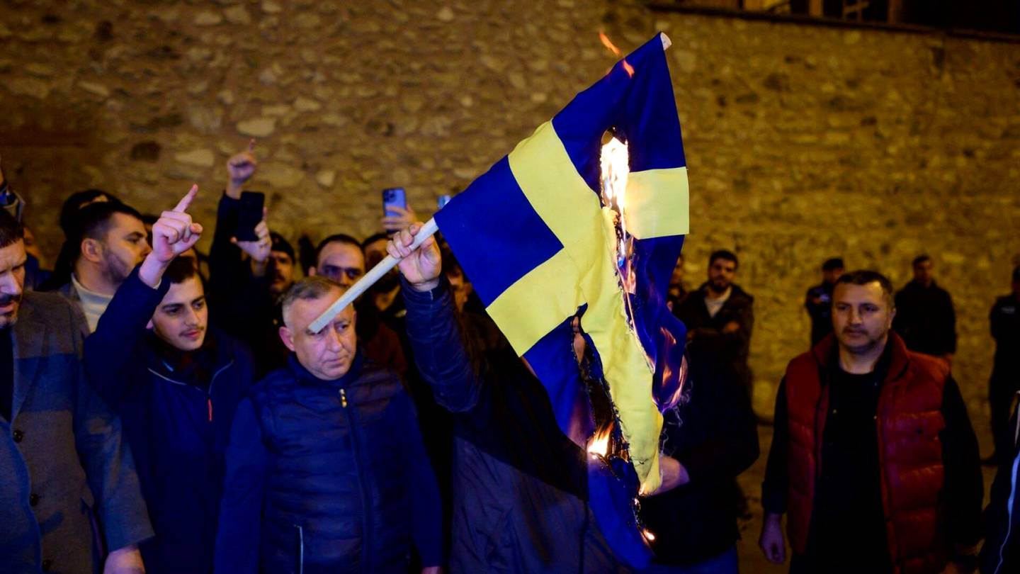 Turkki | Istanbulissa poltettiin Ruotsin lippu – mielen­osoittajat raivoissaan Tukholmassa järjestetystä mielen­ilmauksesta