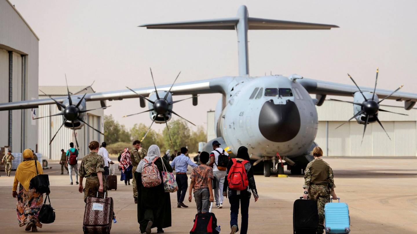 Sudanin taistelut | Sudanin armeijan pelätään estäneen viimeiset Britannian evakuointi­lennot