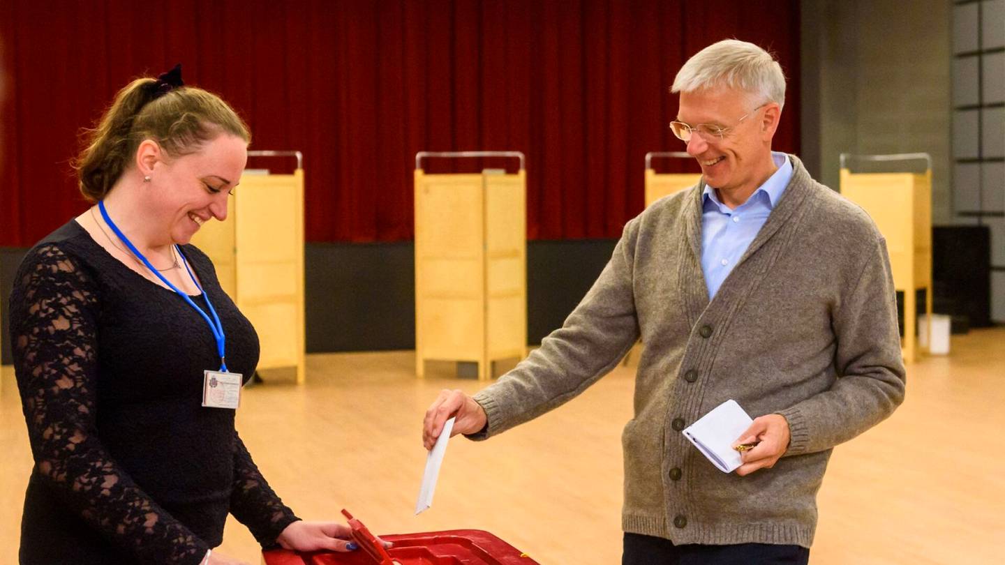 Latvia | Latviassa äänestettiin parlamentti­vaaleissa, ovensuu­kyselyt povaavat pää­ministeri Kariņšin puolueelle voittoa
