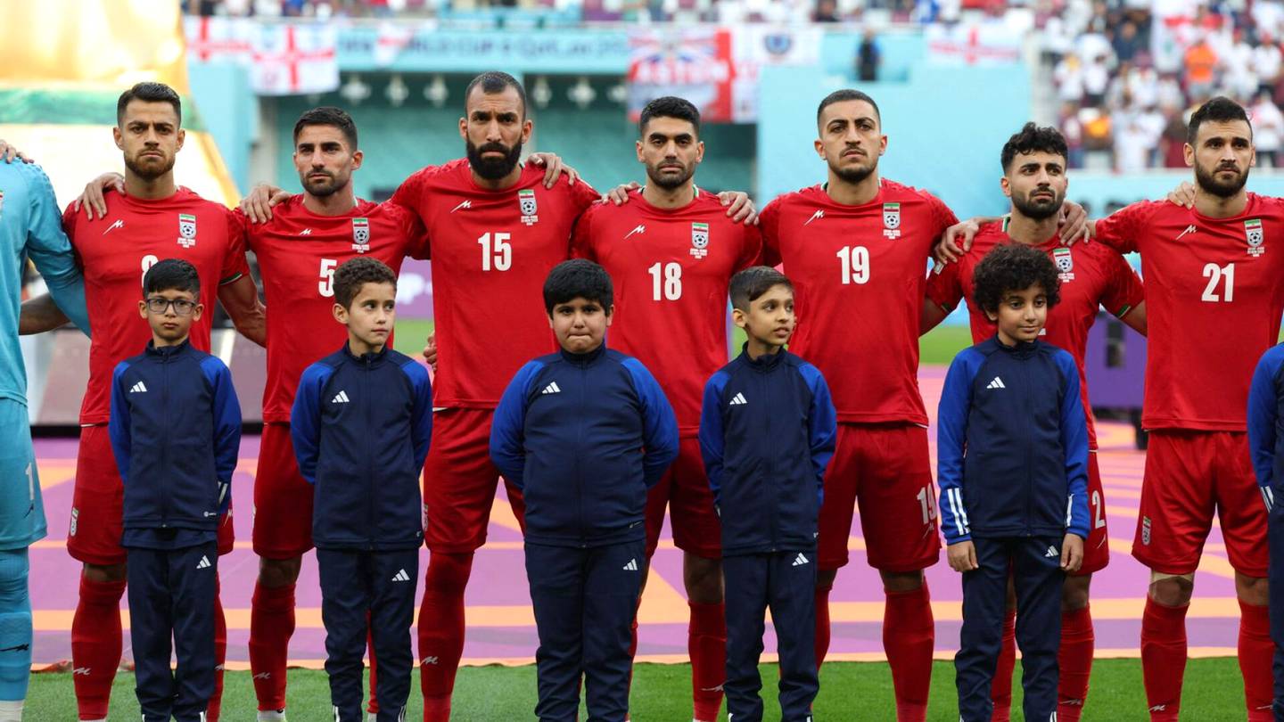 Pääkirjoitus | Iranin jalkapalloilijat protestoivat rohkeasti sortoa vastaan
