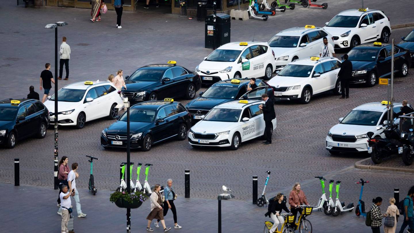 Taksit | Helsinkiläinen kuntapoliitikko ehdottaa uutta tapaa palauttaa kuri taksikaaoksen vaivaamalle Asema-aukiolle – Kaupungilta varovaista vihreää valoa