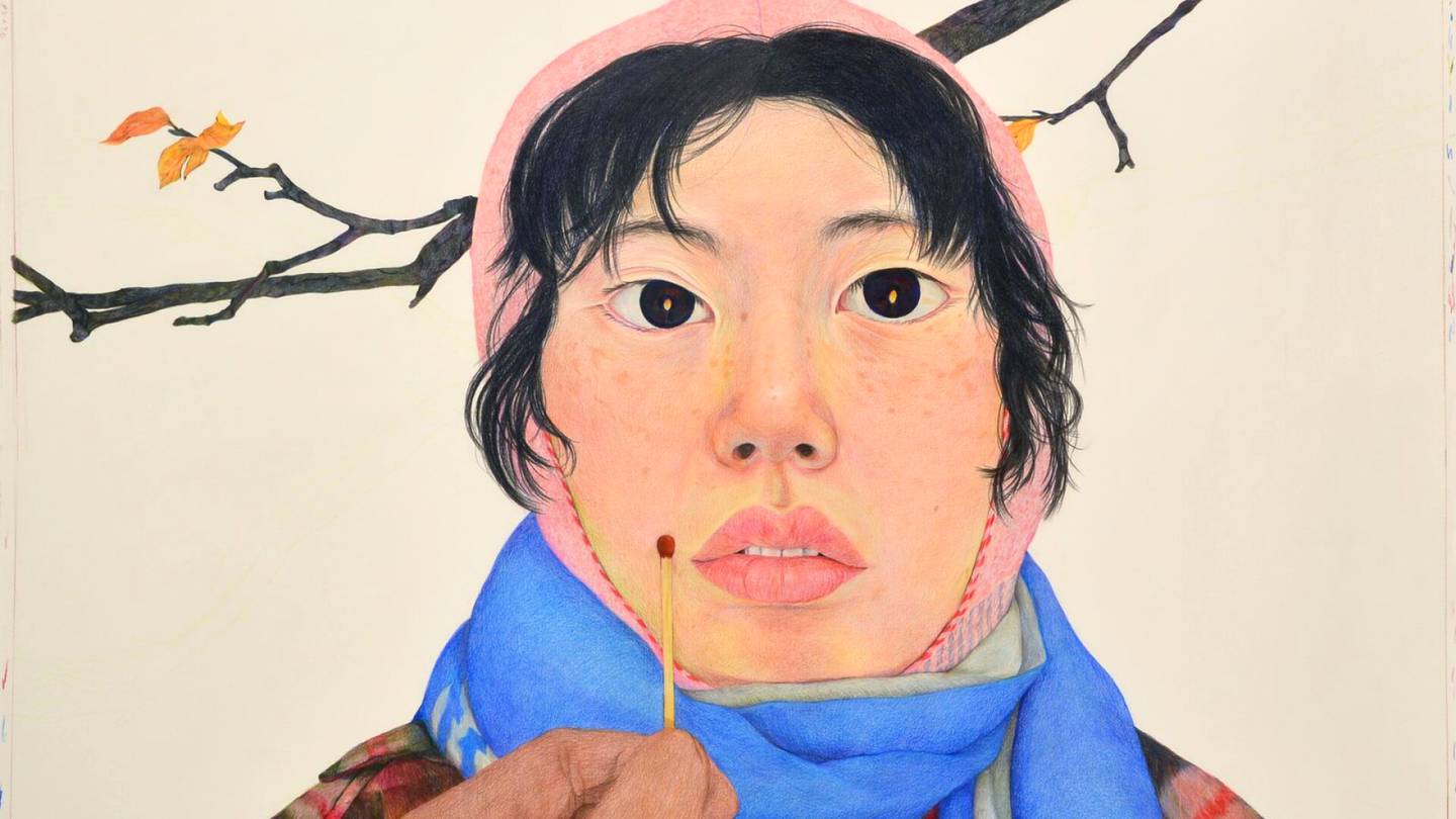 Näyttelyarvio | Minjee Hwang Kim piirtää omakuvia, joissa arkinen valuu kohti taianomaisuutta
