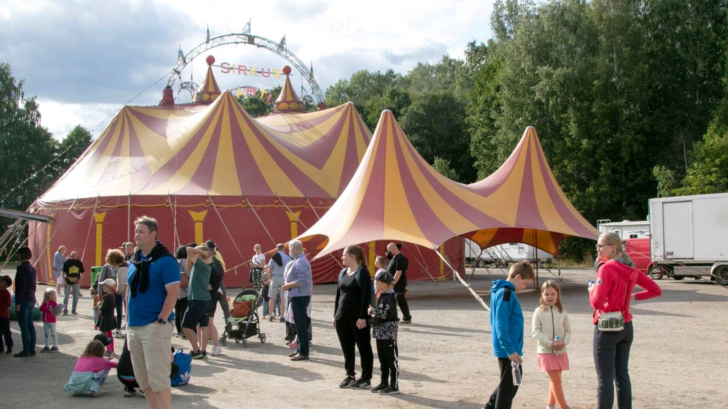 Sirkus | Padelkentät valtaavat Ruotsissa yhä enemmän tilaa, ja sirkusteltoilla on vaikeuksia löytää paikkansa – Suomessa ongelmaa ei ole