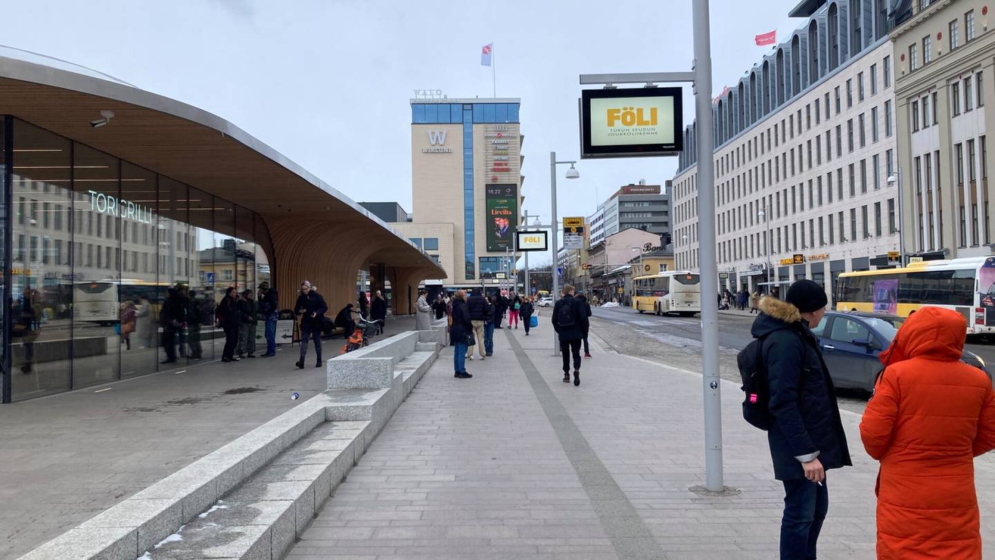 HS Turku | Torin uusista aikataulu­näytöistä puuttuvat piuhat – Matkustajat joutuvat katselemaan Fölin logoa
