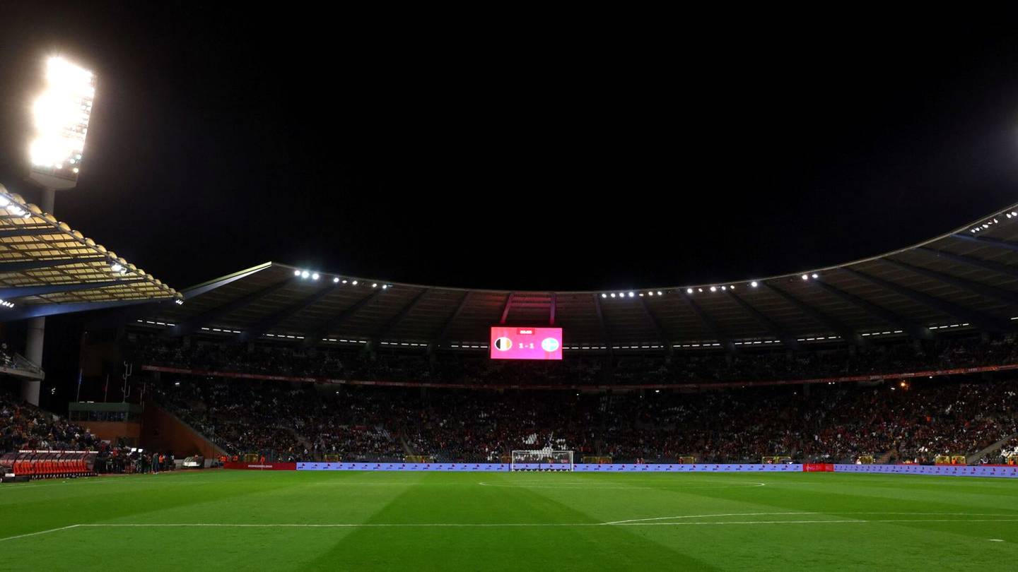 Jalkapallo | Ruotsin tv-lähetys keskeytettiin turvallisuus­uhan takia – stadionin kaiuttimista kaikuivat poliisin ohjeet