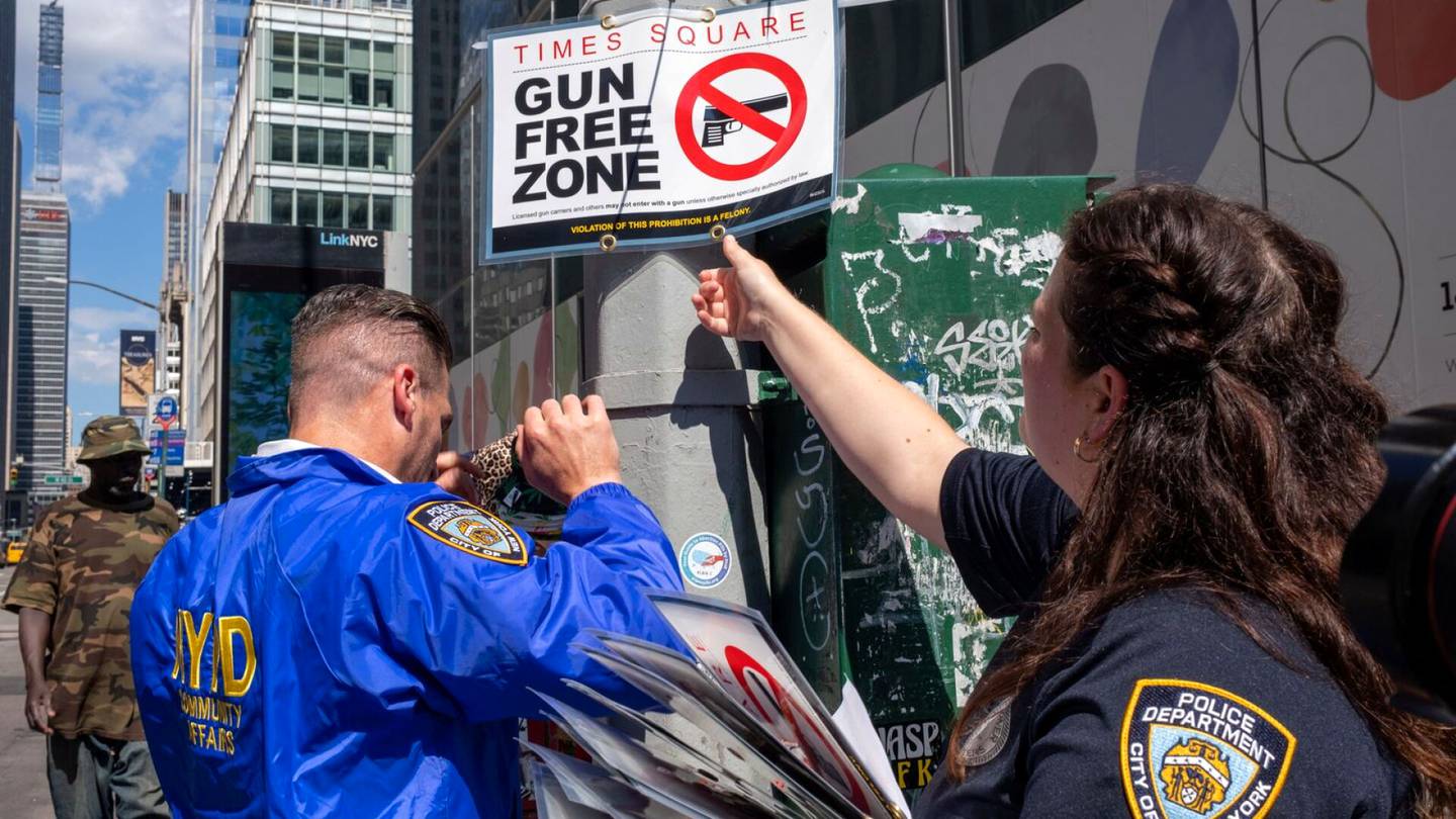 Yhdysvallat | New York kieltää ampuma-aseiden kantamisen Times Squarella