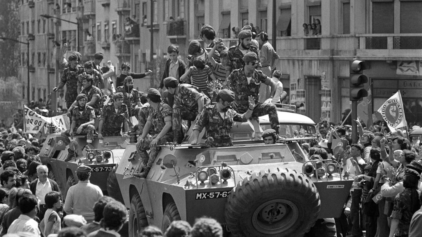 Neilikkavallankumous 50 vuotta | Laulu radiossa lähetti sotilaat yöhön, kansan välitön tuki toi Portugaliin demokratian