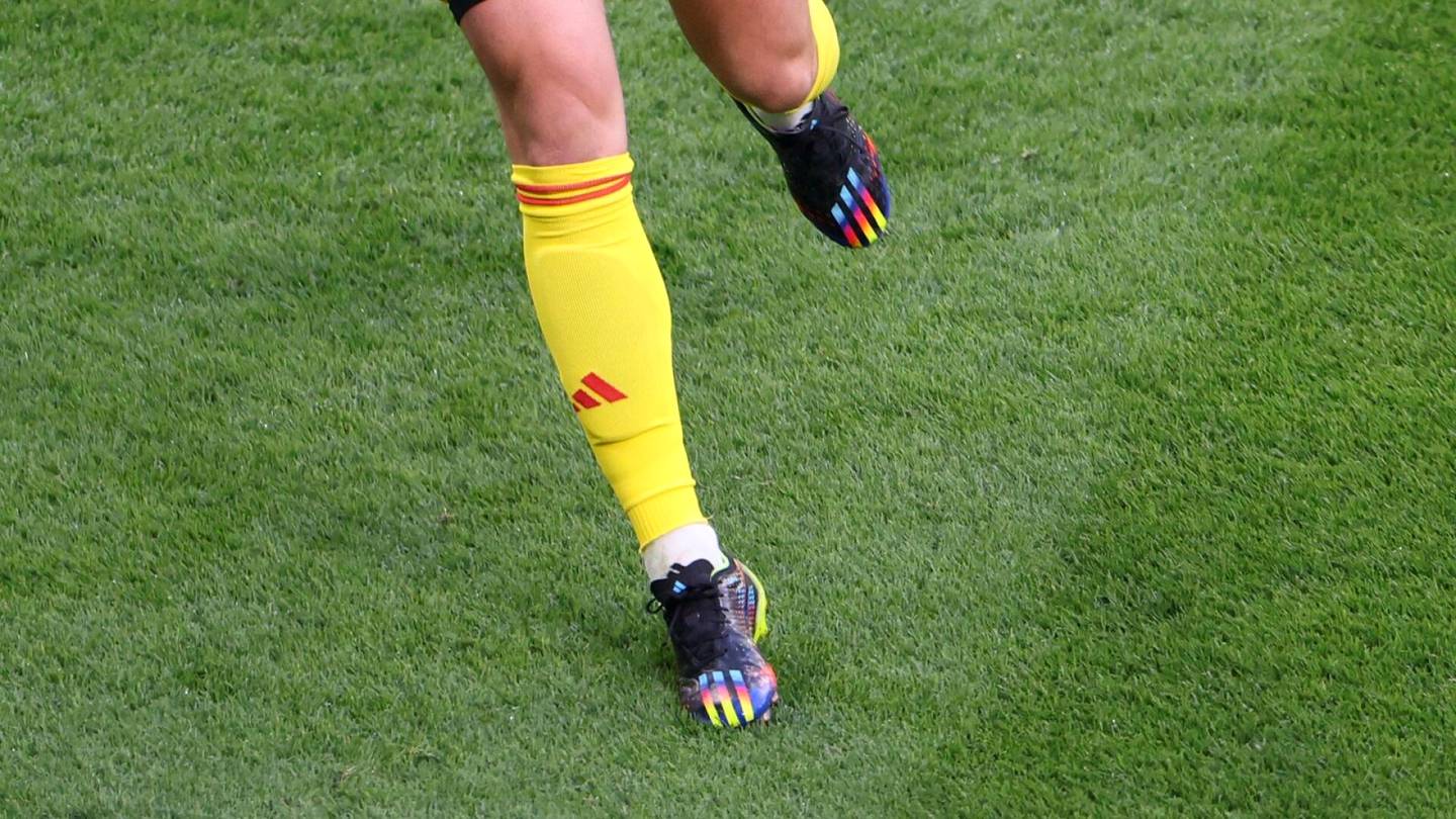 Jalkapallo | Saksalais­väite: Fifa ei salli sateen­kaaren värejä kapteenin­nauhassa naisten MM-kisoissa