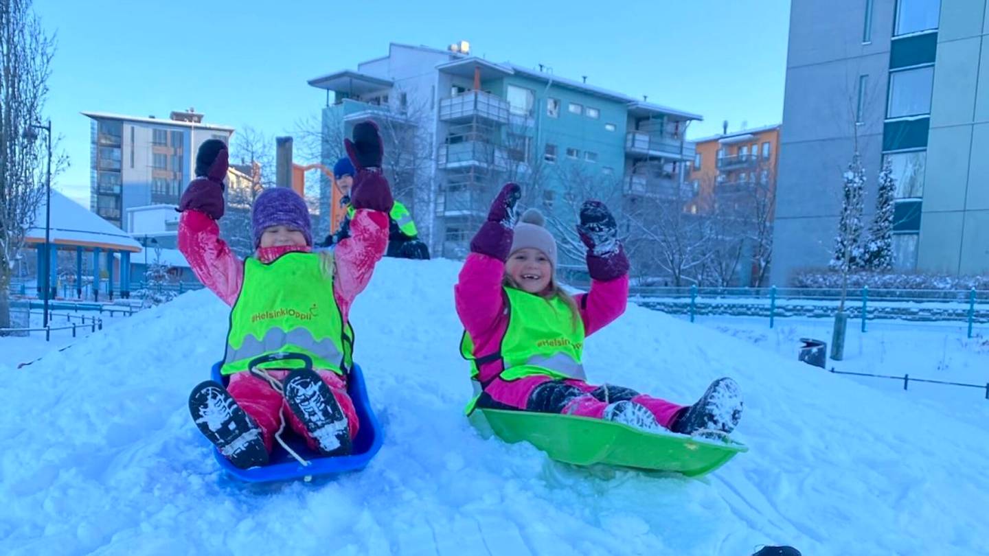 HS Helsinki | Kuvat näyttävät lasten riemun, kun täydellinen pulkkailu­sää valkeni Helsingissä