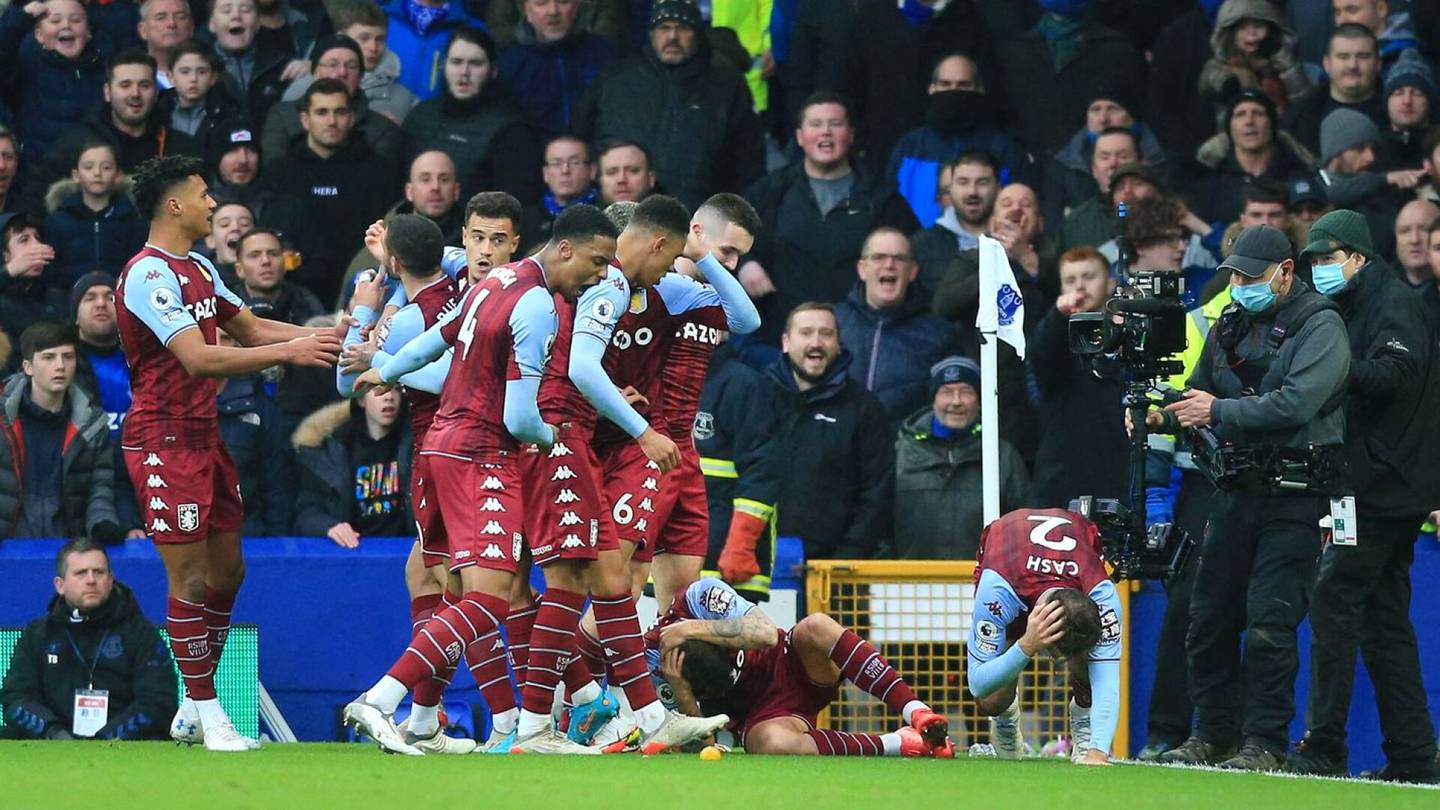 Jalkapallo | Valioliigassa taas pullosadetta: Aston Villan pelaajat saivat pullosta juhliessaan maalia