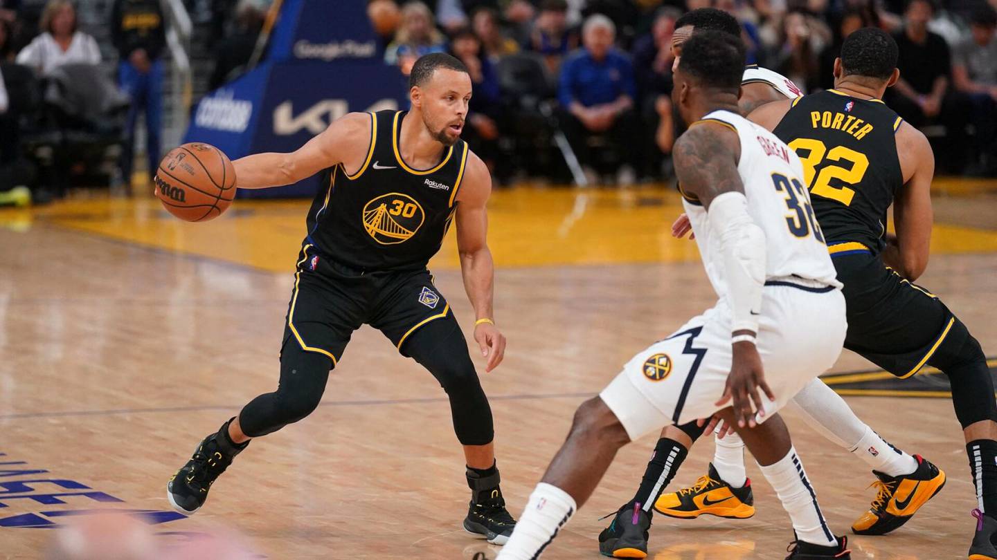 Koripallo | NBA-tähti Stephen Curry palasi parketille ja auttoi heti Golden State Warriorsin voittoon ensimmäisessä pudotus­pelissä