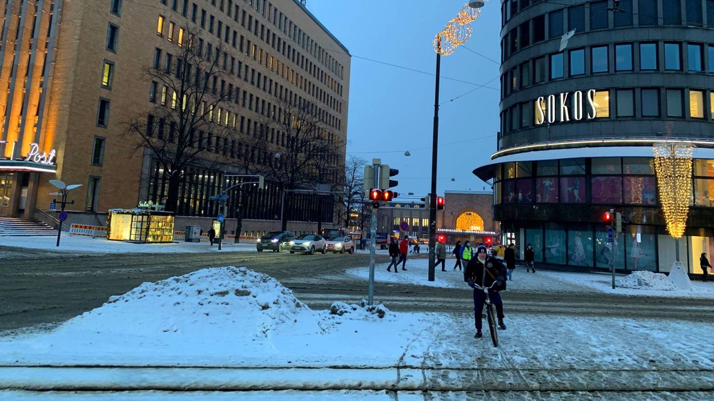 HS Helsinki | Yhteen kasaan Helsingin keskustassa tiivistyy talvi­pyöräilijän painajainen – ”Helsinki toimii parhaiten kesäkaupunkina”