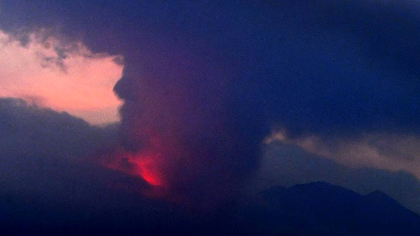 Tulivuoret | Tulivuori purkautui Japanissa, kiviä lentänyt yli 2,5 kilometrin päähän