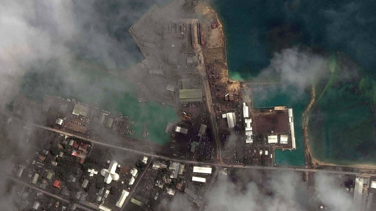 Tonga | Satelliittikuvat ennen ja jälkeen kertovat Tongan tuhojen mitta­kaavasta