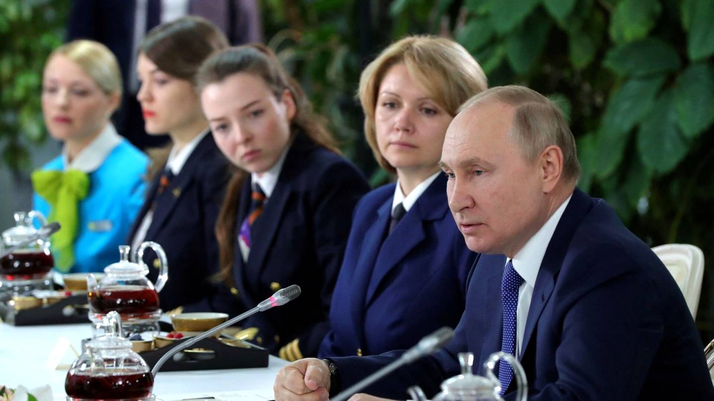 Venäjä | Oliko Putinin esiintyminen Venäjän tv:ssä digitaalinen temppu? Todennäköisesti ei, mutta siitä tuli jo osa Ukrainan sodan mytologiaa