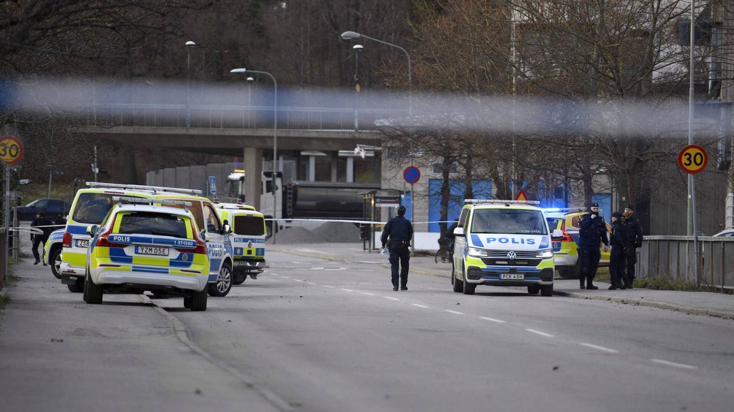 Ruotsi | Kaksi nuorta miestä pidätetty epäiltyinä osallisuudesta perheen­isän ampumiseen Tukholmassa