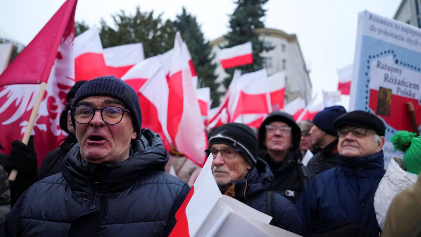 Puola | Suuri mielenosoitus säesti presidentin ja pääministerin kaksin­taistelua Varsovassa