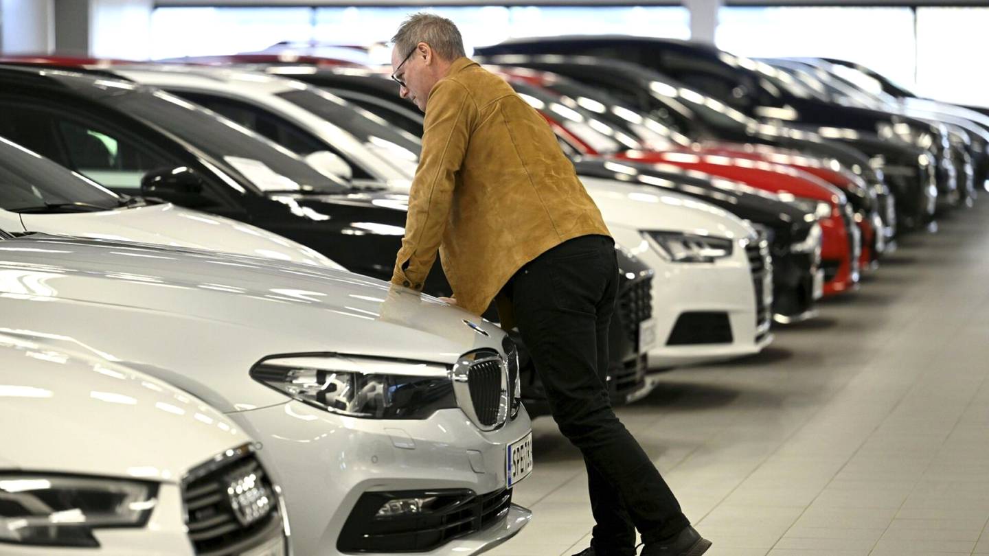Autokauppa | Uusien autojen kauppa jatkui vaisuna, mutta käytettyjen autojen myynti kiihtyi