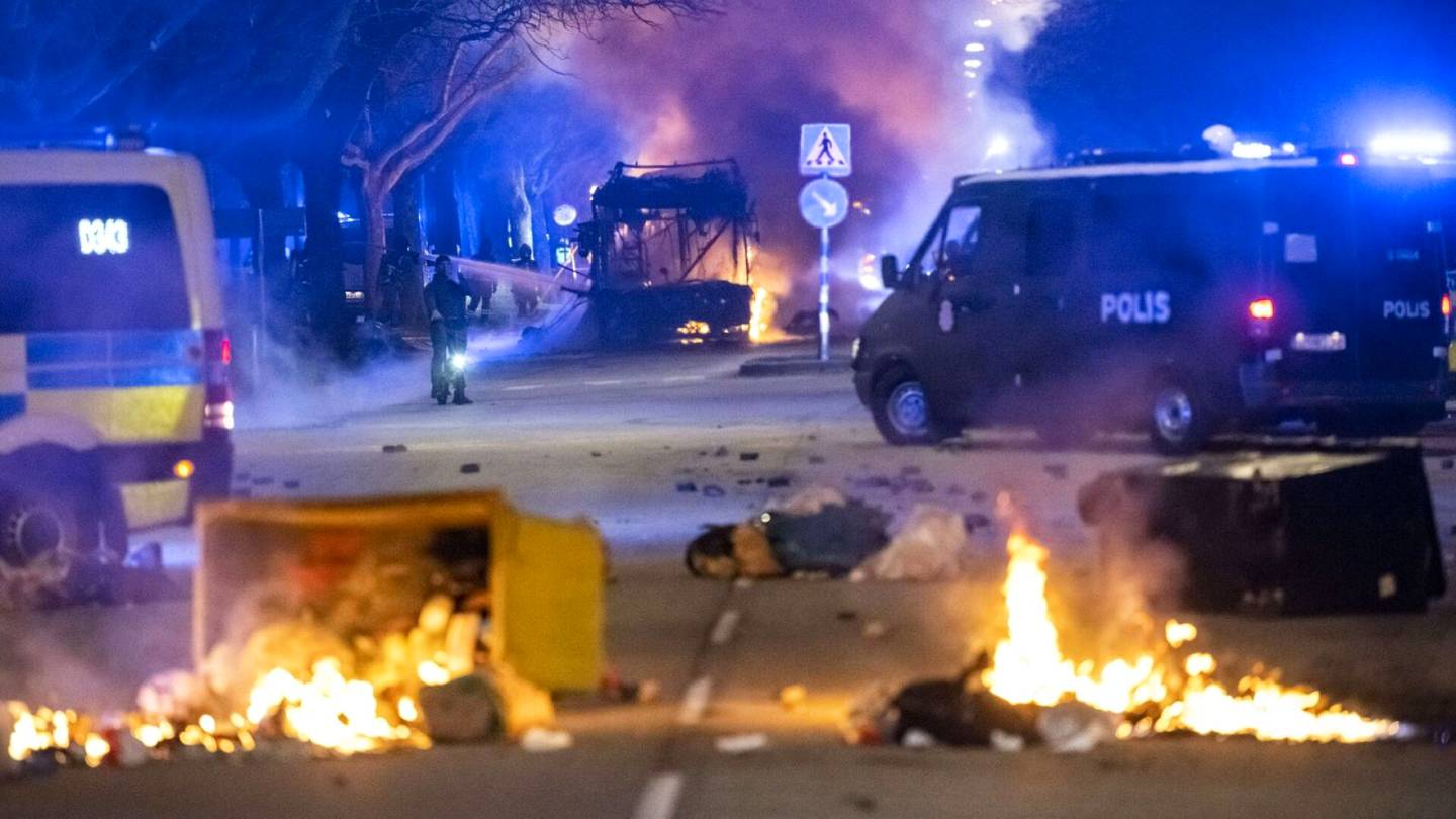 Ruotsi | Ruotsin kristillisdemokraattien puheenjohtaja kehotti poliisia ampumaan mellakoitsijoita – Oikeusministeri: ”Eikö hän ole yhtään järkevämpi?”