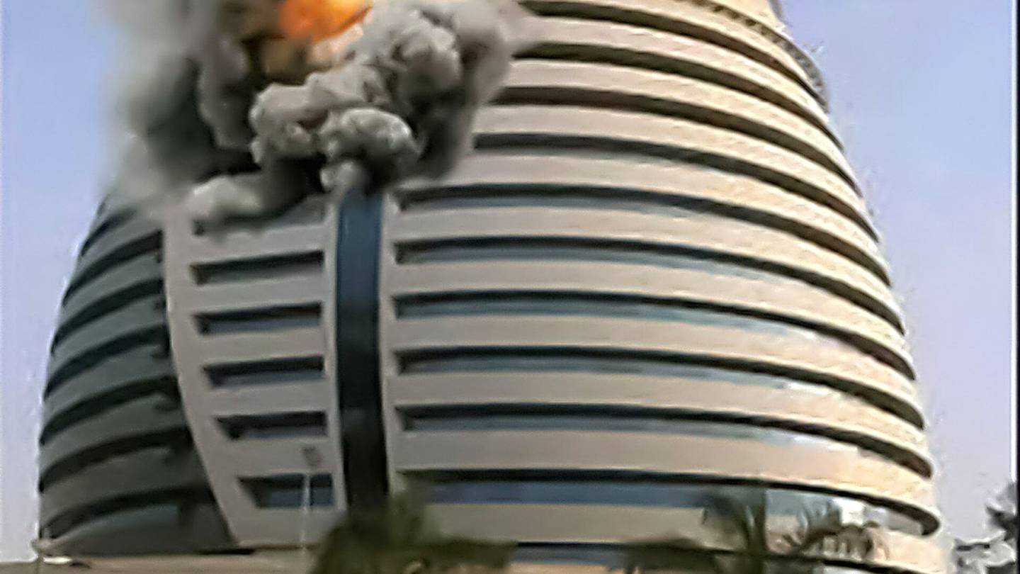 Sudan | Khartumissa paloi viikon­loppuna useita rakennuksia – Video näyttää pää­kaupungin maa­merkin savuavat rauniot