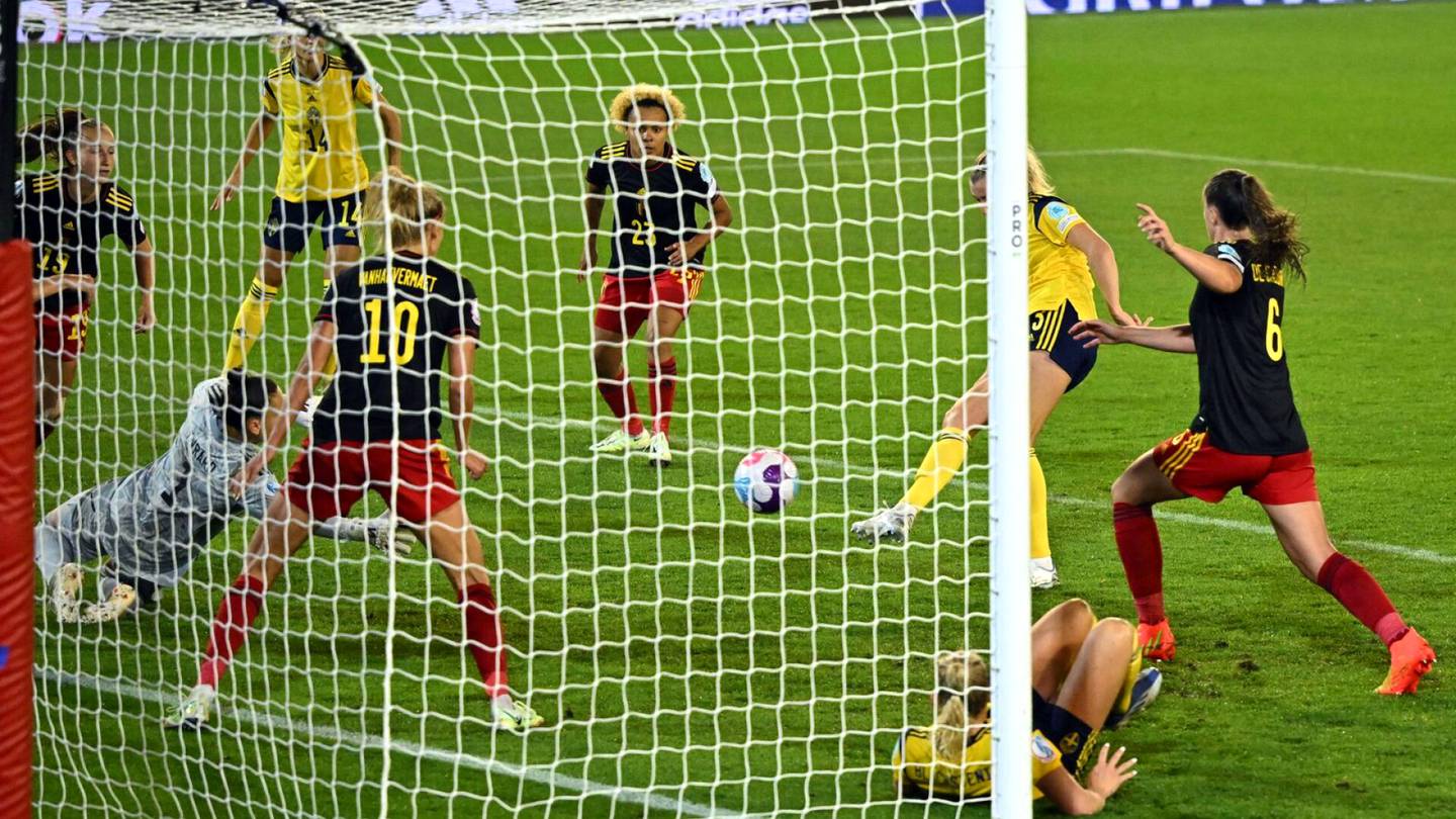 Jalkapallon EM-kisat | Pomppulinnoja vuokraava ja vaseliinia tolppiin sivelevä maalivahti oli torjua Belgian jatkoon – sitten iski Ruotsi