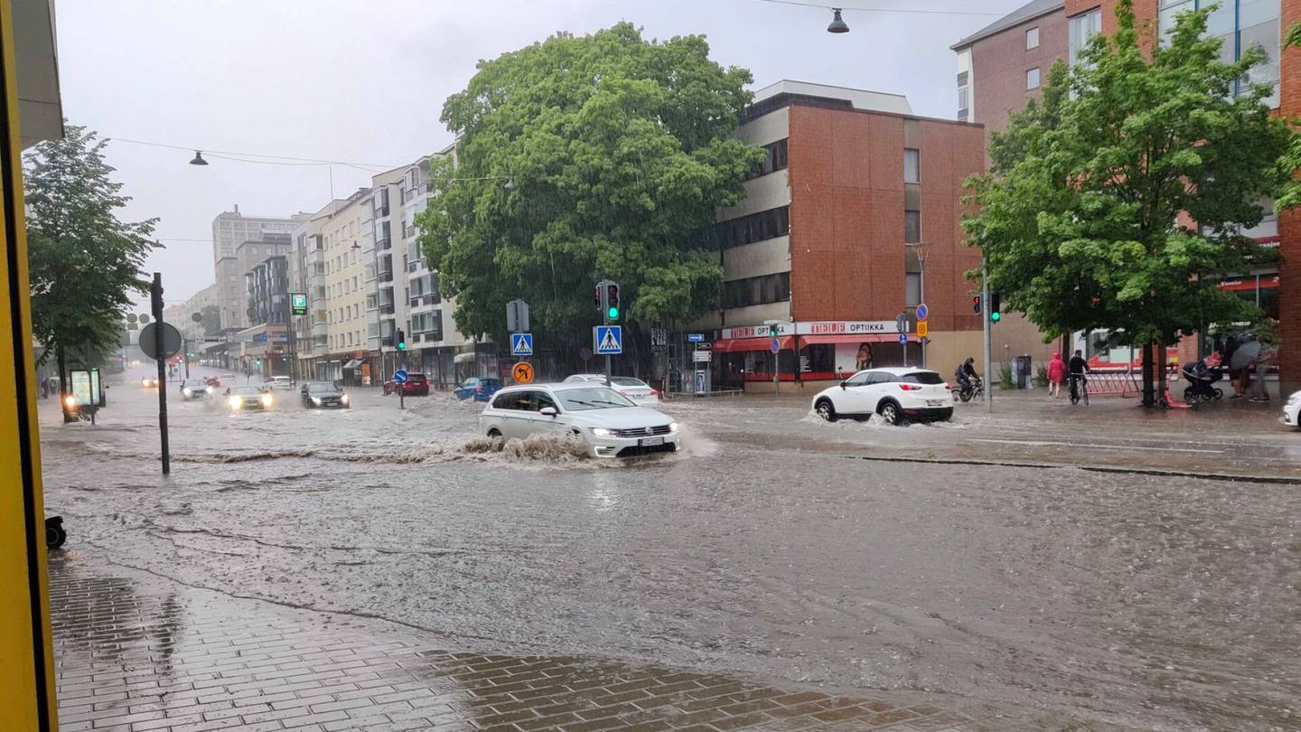 Video | Kaduilla tulviva vesi haittaa liikennettä Tampereella