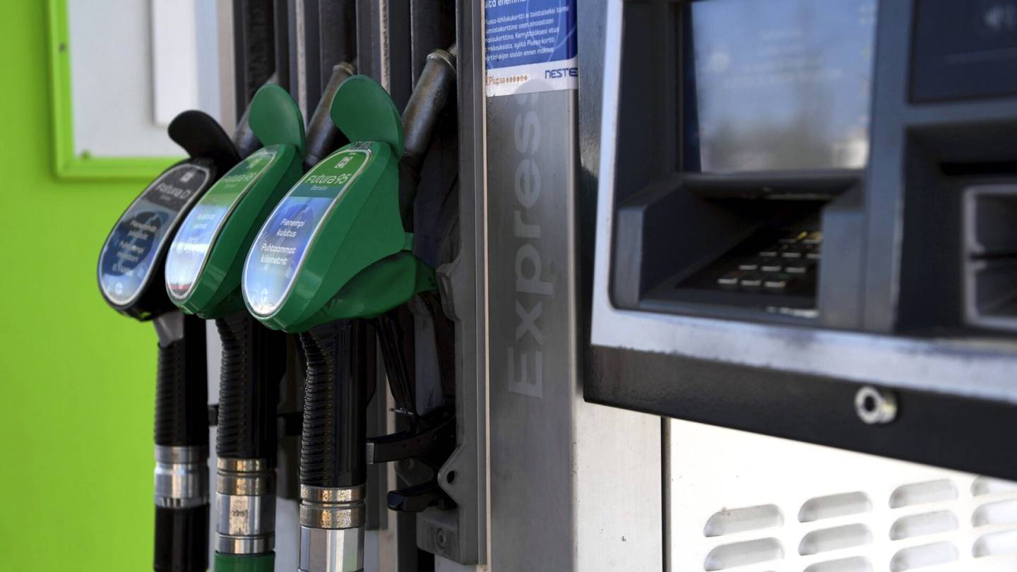 Polttoaineet | ”Plus miinus nolla -liike­toimintaa”, kuvaa kahden ja puolen euron litrahintaan bensaa myyvä huoltoasema­yrittäjä – Asiantuntija toivoo helpotusta pumppu­hintoihin loppukesästä