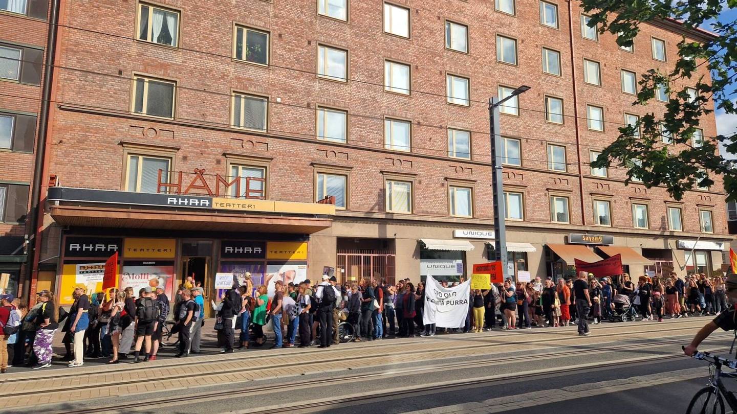 Tampere | Poliisi arvioi satojen ihmisten osoittaneen mieltään hallitusta vastaan