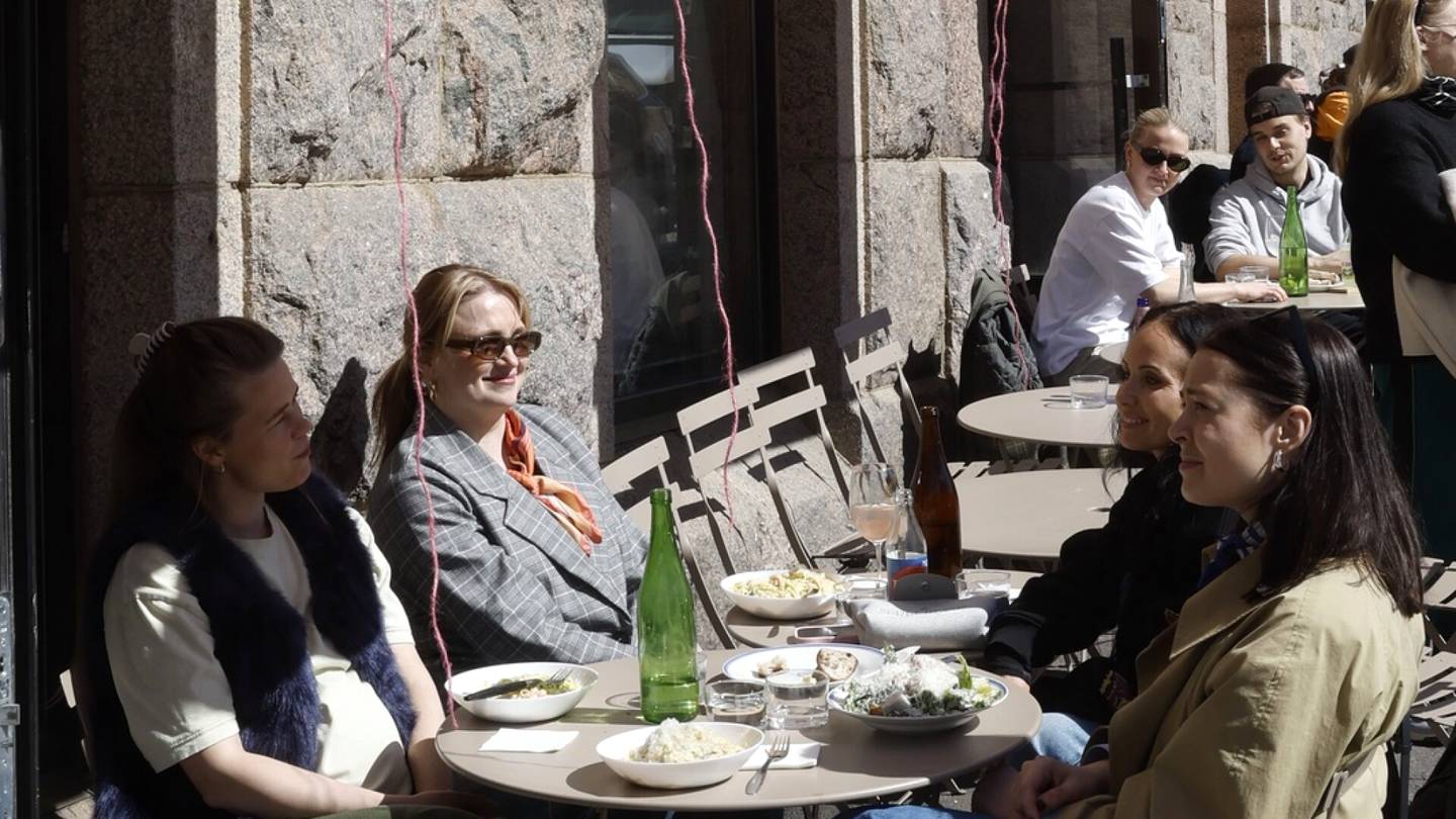 Vappu | Kuvat näyttävät: Terassit täyttyivät jo Helsingin Kalliossa aurinkoisessa vappusäässä