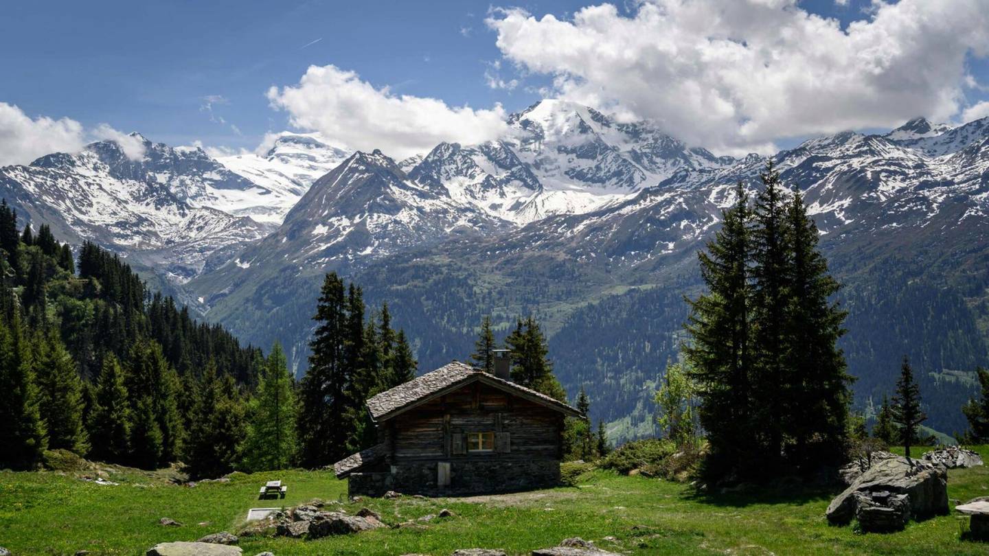 Vuorikiipeily | Kaksi vuorikiipeilijää kuoli onnettomuudessa Sveitsin Alppien jääputouksessa