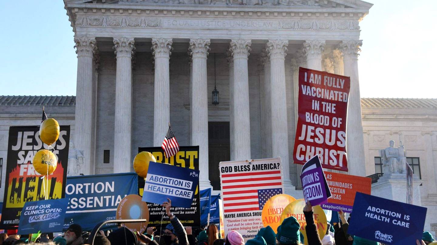 Yhdysvallat | ”Tässä on kyse naisten oikeudesta vapauteen” – Yhdysvaltain korkein oikeus aloitti historiallisen abortti­oikeus­jutun käsittelyn