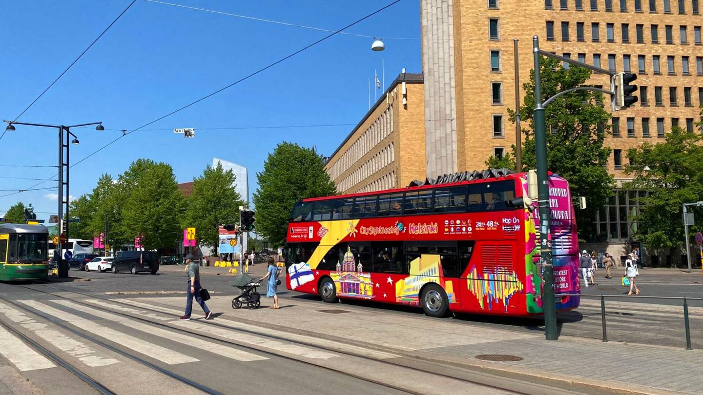 HS Helsinki | Onko Helsingin turistibussien kyljessä kuva venäläisestä kirkosta? Vertaile kuvia itse