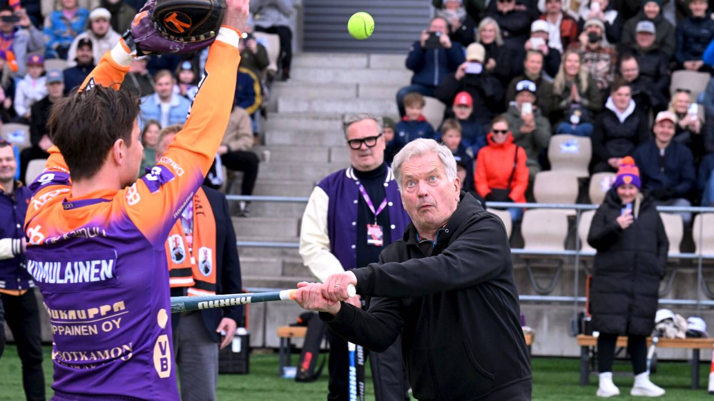 Pesäpallo | Sauli Niinistö avasi pesä­pallo­kauden Töölössä: ”Jännittää aika lailla, että vieläkö osun laisinkaan palloon”