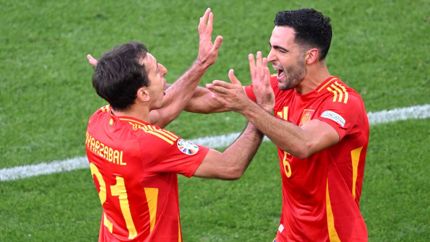 Jalkapallon EM-kisat | Espanjan kultasankarit saivat kotikylässään vihat niskaansa: ”Petturit”