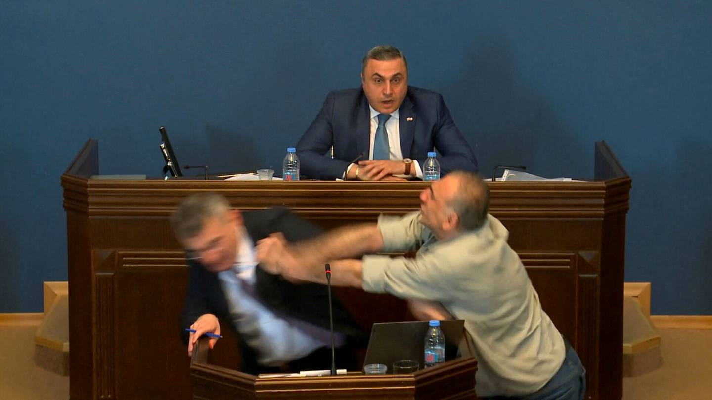 Video | Georgian parlamentissa joukko­tappelu kiistanalaisen laki­esityksen takia