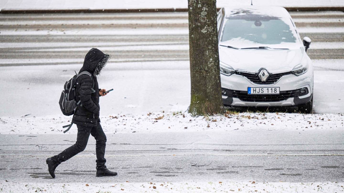 Ruotsi | Lumikaaos sekoitti liikenteen Ruotsissa, poliisi kehotti jäämään kotiin