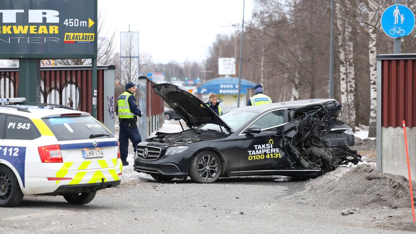 Tampere | Autoilija ajoi päin pysäköityä taksia aamuyöllä – taksin­kuljettaja kuoli